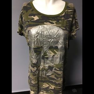 Heart to Heart XL camo with silver skull T-shirt